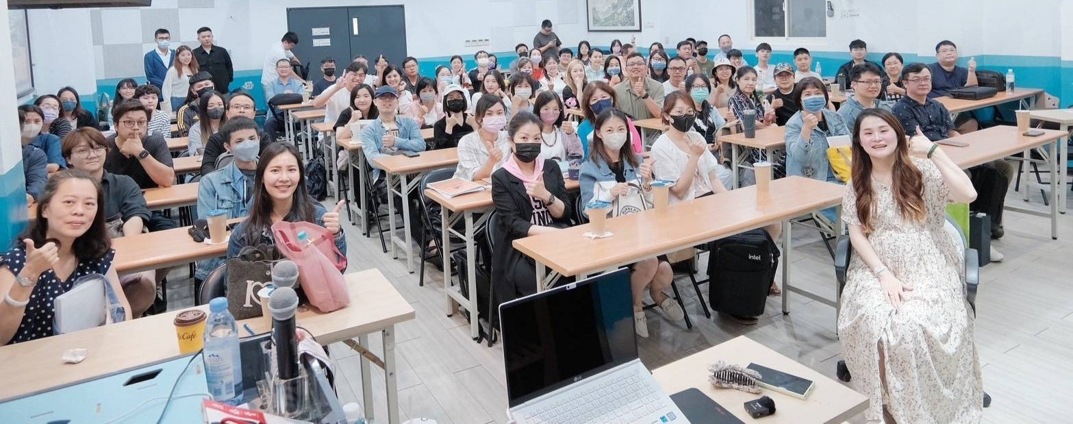 SOYA老師挺著孕肚,與複習班與學員合照