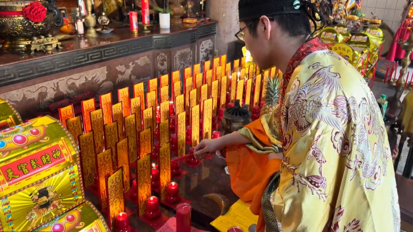 于治詮道長為信眾進行點燈祈福,照片來源/我的隨手拍